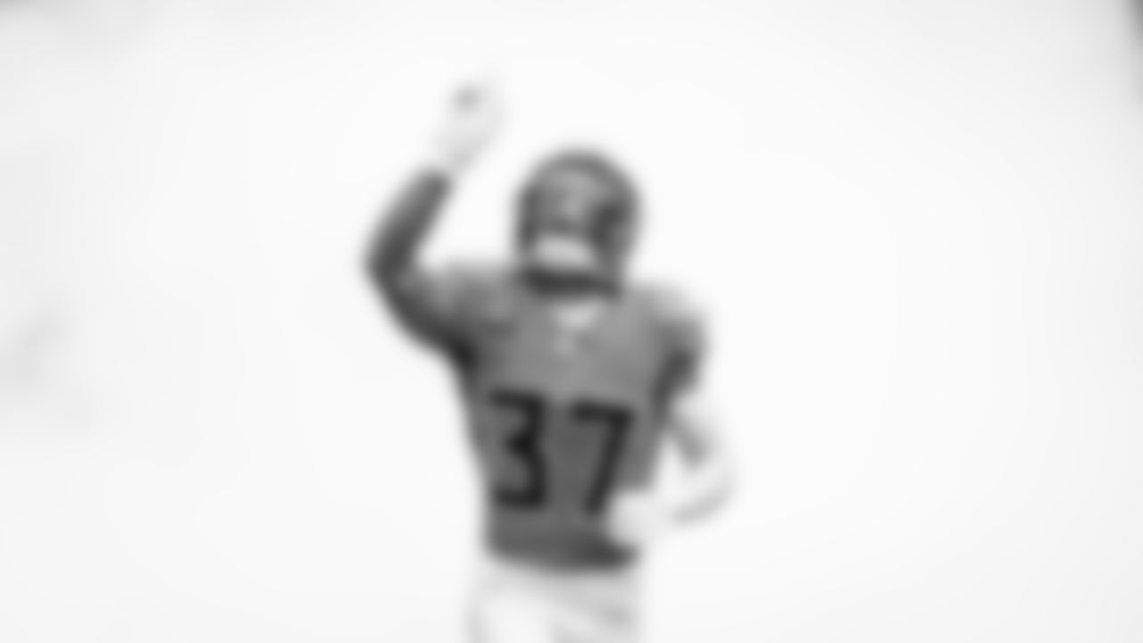 Defensive back Amani Hooker #37 of the Tennessee Titans before the game between the Tennessee Titans and the Los Angeles Chargers at Nissan Stadium on November 02, 2025 in Nashville, TN. Photo By Jessie Rogers/Tennessee Titans