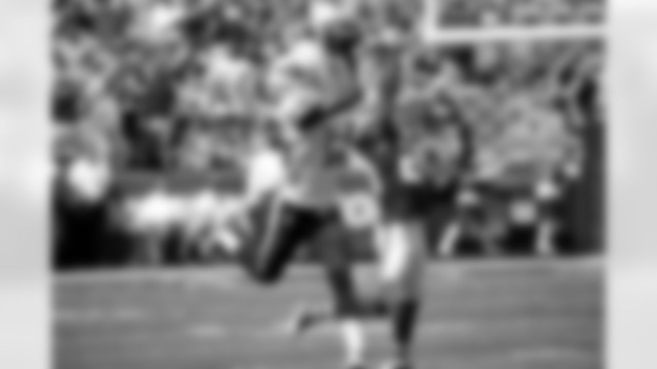 Tennessee Titans receiver Justin Hunter makes a catch during a week one NFL football game against the Kansas City Chiefs on Sept. 7, 2014 in Kansas City, Mo. The Titans won 26-10. (AP Photo/G. Newman Lowrance)