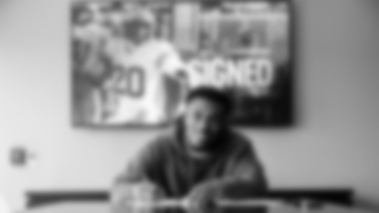 Kalel Mullings signs his contract at the Ascension Saint Thomas Sports Park on May 8, 2025 in Nashville, TN. Photo By Donald Page/Tennessee Titans