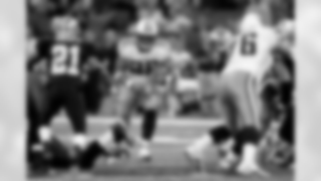 Tennessee Titans LenDale White (25) bursts through the line against the New Orleans Saints in New Orleans, Monday, Sept. 24, 2007.  (AP Photo/Alex Brandon)