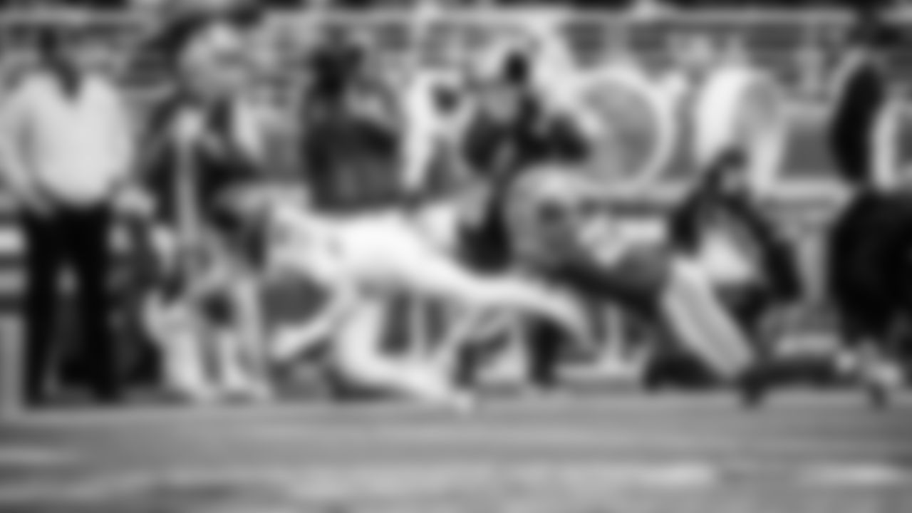 The Tennessee Titans and the San Francisco 49ers compete at Levi's Stadium on December 14, 2025 in San Francisco, CA. Photo By Jessie Rogers/Tennessee Titans