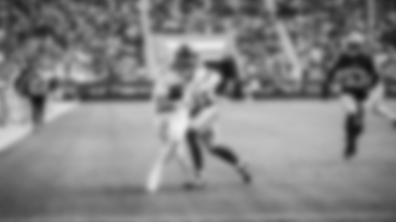 The Tennessee Titans and the San Francisco 49ers compete at Levi's Stadium on December 14, 2025 in San Francisco, CA. Photo By Donald Page/Tennessee Titans