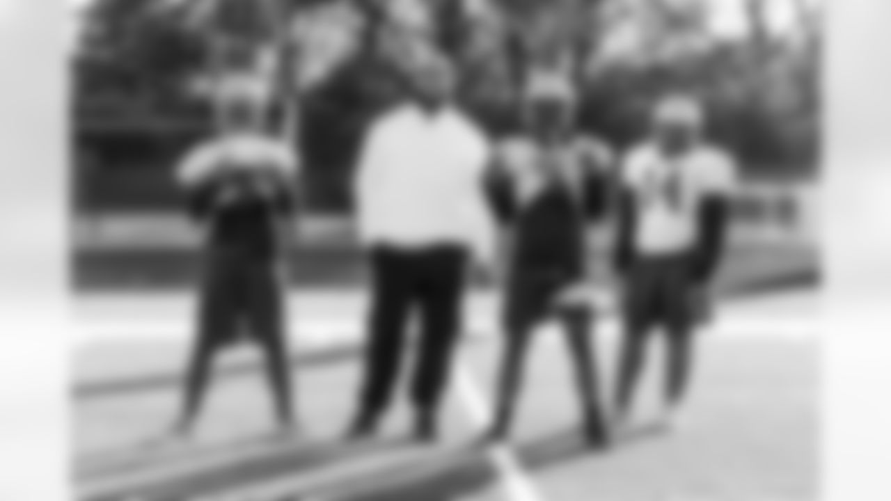 Defensive tackle Jeffery Simmons #98 of the Tennessee Titans attends a high school football practice at Maplewood HS after donating football equipment for the team on November 04, 2025 in Nashville, TN. Photo By Jessie Rogers/Tennessee Titans