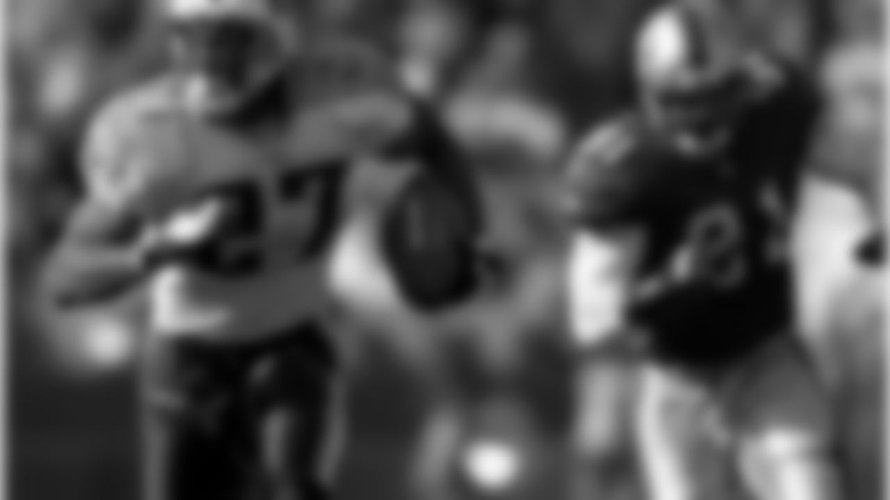 Tennessee Titans running back Eddie George, left, runs past San Francisco 49ers defensive end Chike Okeafor during the fourth quarter Sunday Oct. 3, 1999 in San Francisco. The 49ers won, 24-22. (AP Photo/Bob Galbraith)