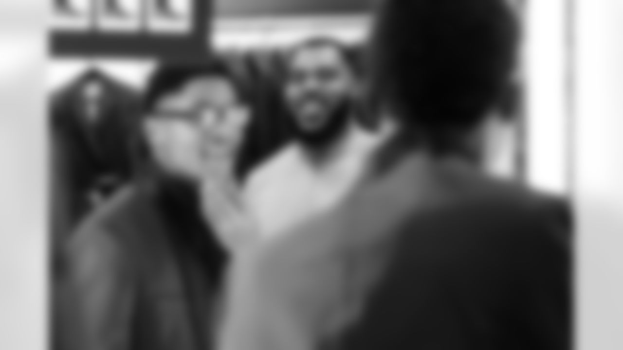 Jeffery Simmons purchases suits of members of Big Brothers Big Sisters  on December 16, 2025 at Men's Warehouse in Nashville, TN. Photo By Beau Brune/Tennessee Titans