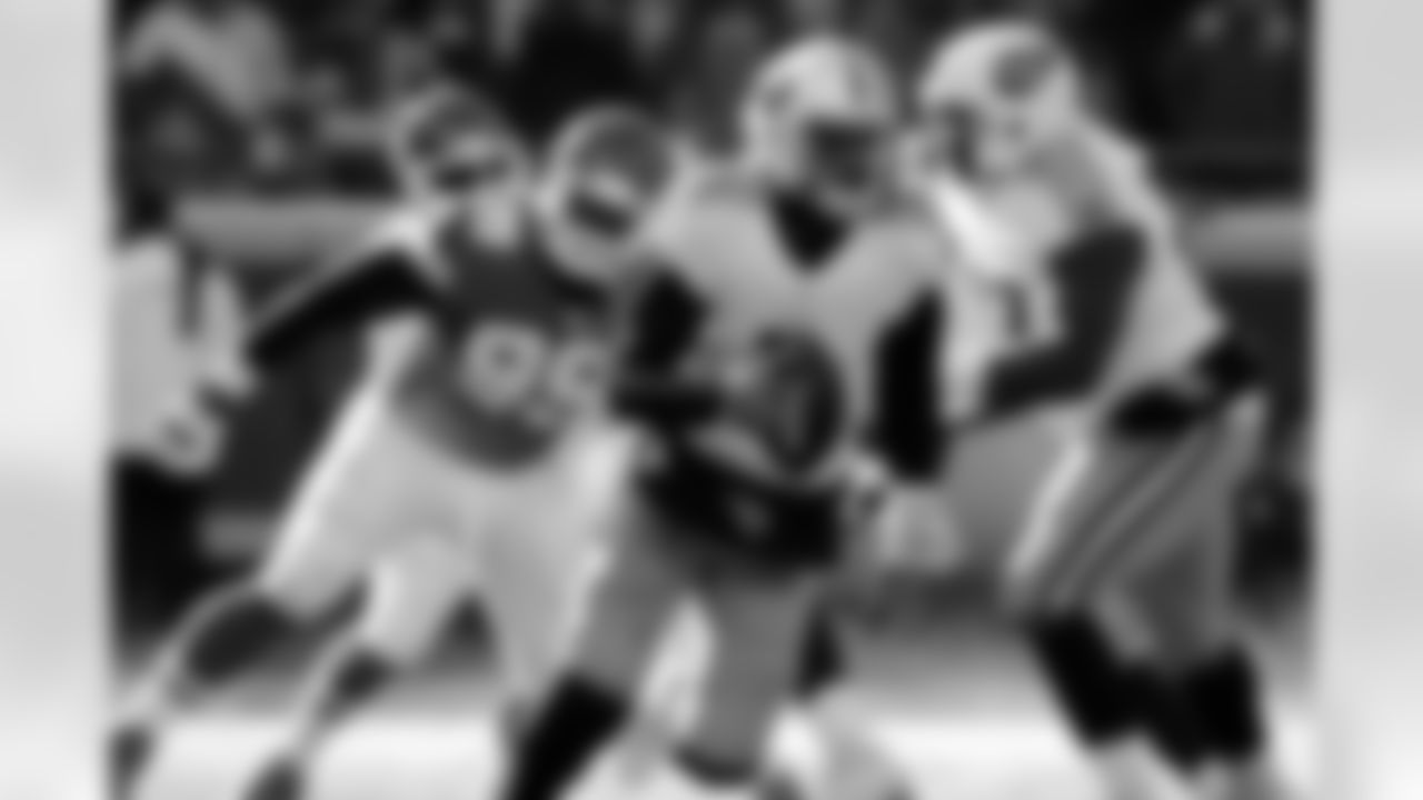 Tennessee Titans quarterback Marcus Mariota (8) scrambles away from Kansas City Chiefs defensive lineman Rakeem Nunez-Roches, rear, during the first half of an NFL football game in Kansas City, Mo., Sunday, Dec. 18, 2016. (AP Photo/Charlie Riedel)