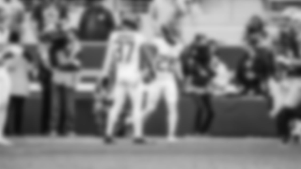 The Tennessee Titans and the San Francisco 49ers compete at Levi's Stadium on December 14, 2025 in San Francisco, CA. Photo By Donald Page/Tennessee Titans