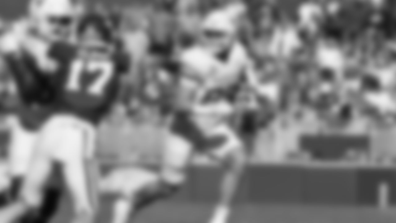 Texas tight end Gunnar Helm (85) runs the ball against Arkansas during the first half of an NCAA college football game Saturday, Nov. 16, 2024, in Fayetteville, Ark. (AP Photo/Michael Woods)