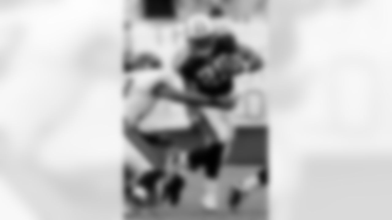 Tennessee Titans running back LenDale White, right, runs for first-quarter yardage as Jacksonville Jaguars defender Pat Thomas, left, moves in to make the tackle, during a National Football League game, Sunday, Sept. 9, 2007, in Jacksonville, Fla. (AP Photo/Phil Coale)