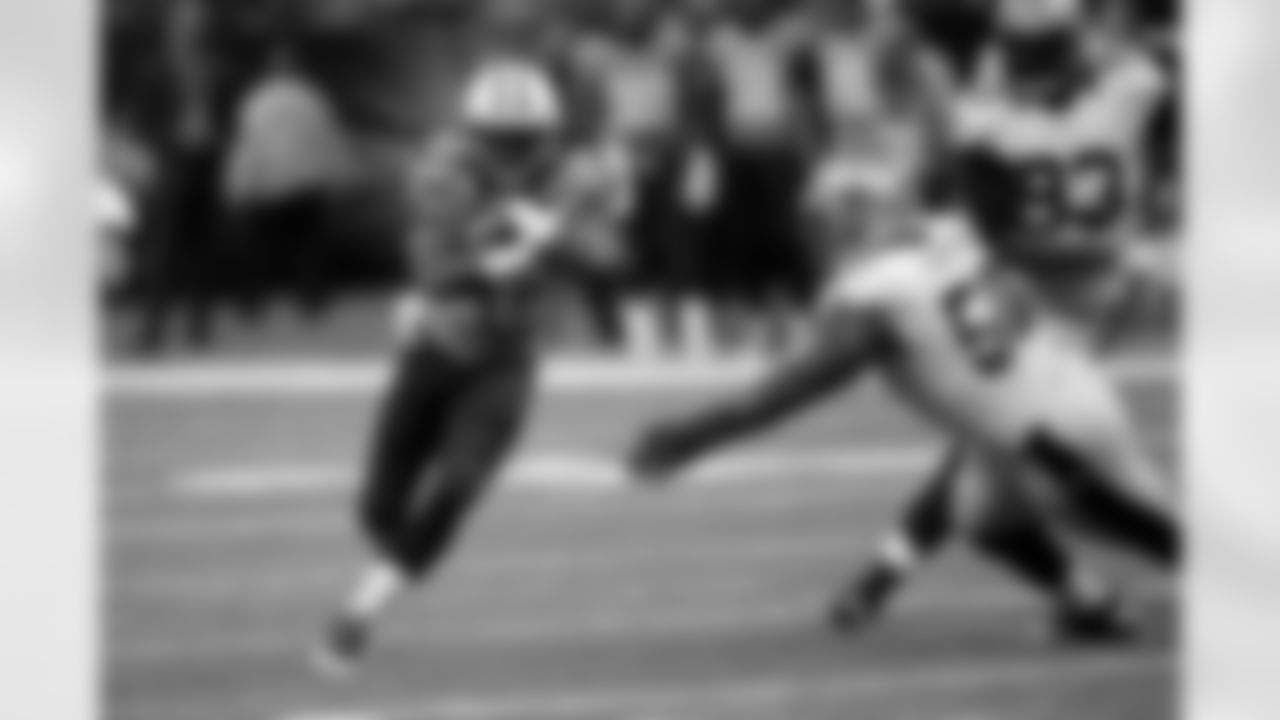 Tennessee Titans running back Dexter McCluster (22) carries past New Orleans Saints middle linebacker Curtis Lofton (50) in the first half of an NFL preseason football game in New Orleans, Friday, Aug. 15, 2014. (AP Photo/Bill Haber)