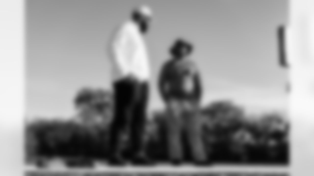 Defensive tackle Jeffery Simmons #98 of the Tennessee Titans attends a high school football practice at Maplewood HS after donating football equipment for the team on November 04, 2025 in Nashville, TN. Photo By Jessie Rogers/Tennessee Titans