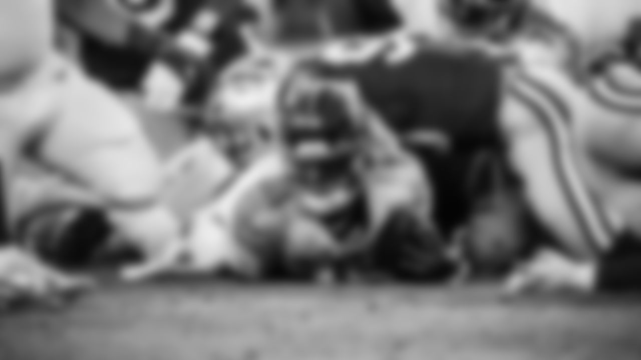 The Tennessee Titans and the San Francisco 49ers compete at Levi's Stadium on December 14, 2025 in San Francisco, CA. Photo By Donald Page/Tennessee Titans