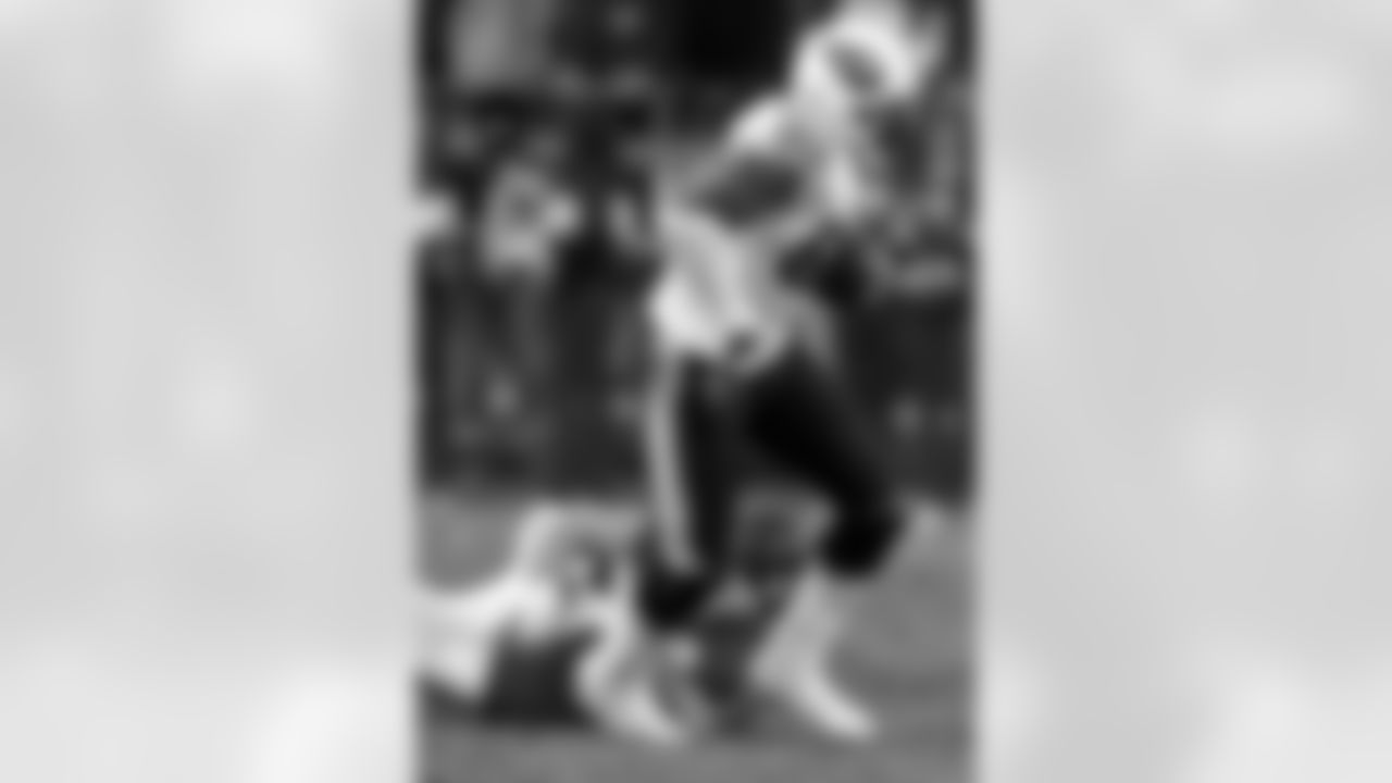 Tennessee Titans' David Thornton, front, slips past Kansas City Chiefs' Will Svitek after intercepting the ball during the fourth quarter of an NFL football game Sunday, Dec. 16, 2007 in Kansas City, Mo. The Titans won 26-17. (AP Photo/Ed Zurga)