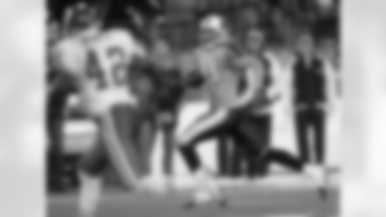 Tennessee Titans wide receiver Drew Bennett (83) eyes Kansas City Chiefs safety Shaunard Harts (42) as Bennett runs for a 42-yard touchdown reception in the second quarter Monday, Dec. 13, 2004 in Nashville, Tenn. (AP Photo/John Russell)