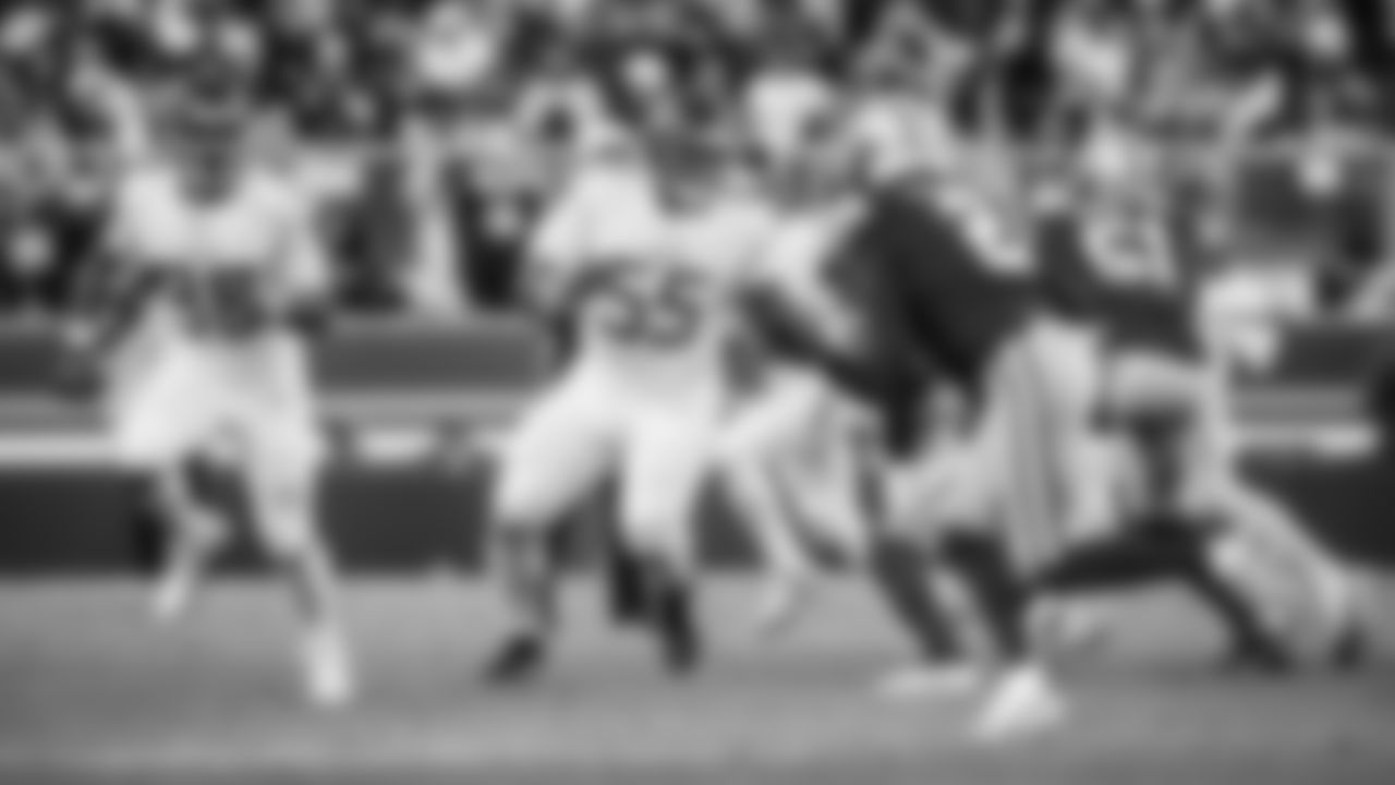 The Tennessee Titans and the San Francisco 49ers compete at Levi's Stadium on December 14, 2025 in San Francisco, CA. Photo By Jessie Rogers/Tennessee Titans