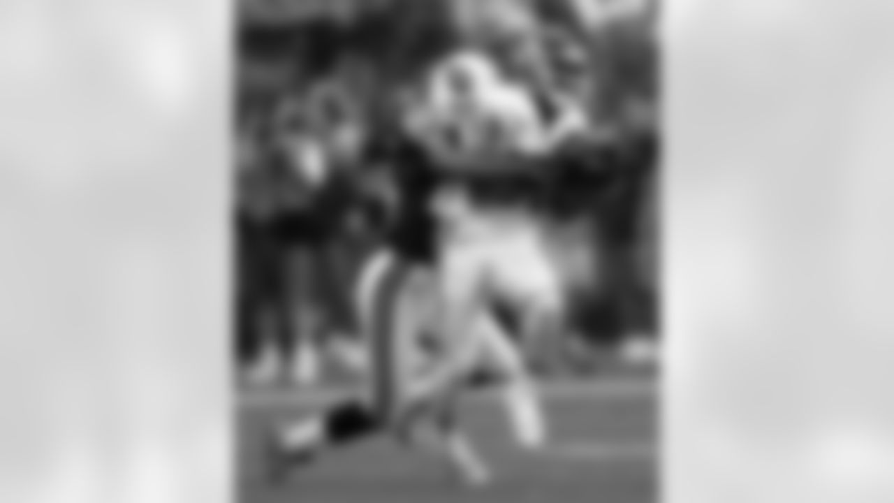 Kansas City Chiefs wide receiver Andre Rison (89) is hit by Tennessee Titans cornerback Denard Walker after Rison grabbed a pass in the first quarter of a preseason game in Nashville, Tenn., Saturday, Aug. 5, 2000. (AP Photo/John Russell)