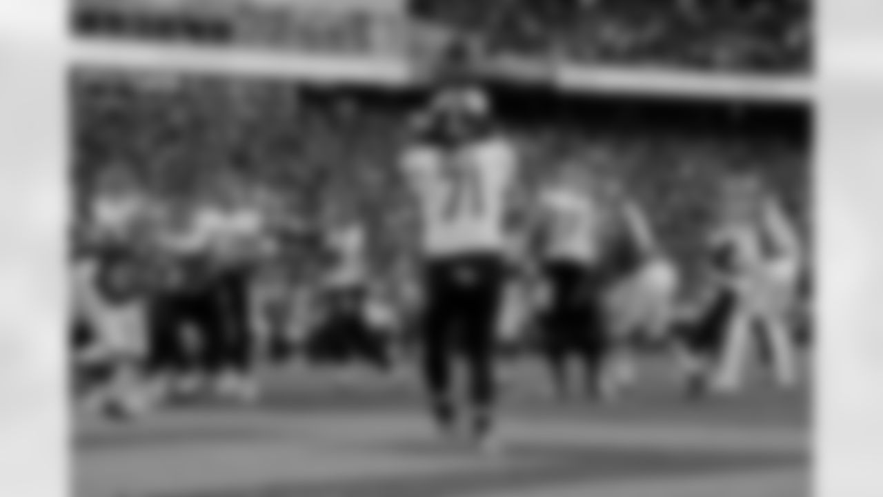 Tennessee Titans offensive tackle Dennis Kelly (71) catches a touchdown pass during the first half of the NFL AFC Championship football game against the Kansas City Chiefs Sunday, Jan. 19, 2020, in Kansas City, MO. (AP Photo/Jeff Roberson)