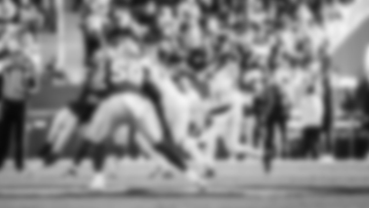 The Tennessee Titans and the San Francisco 49ers compete at Levi's Stadium on December 14, 2025 in San Francisco, CA. Photo By Jessie Rogers/Tennessee Titans