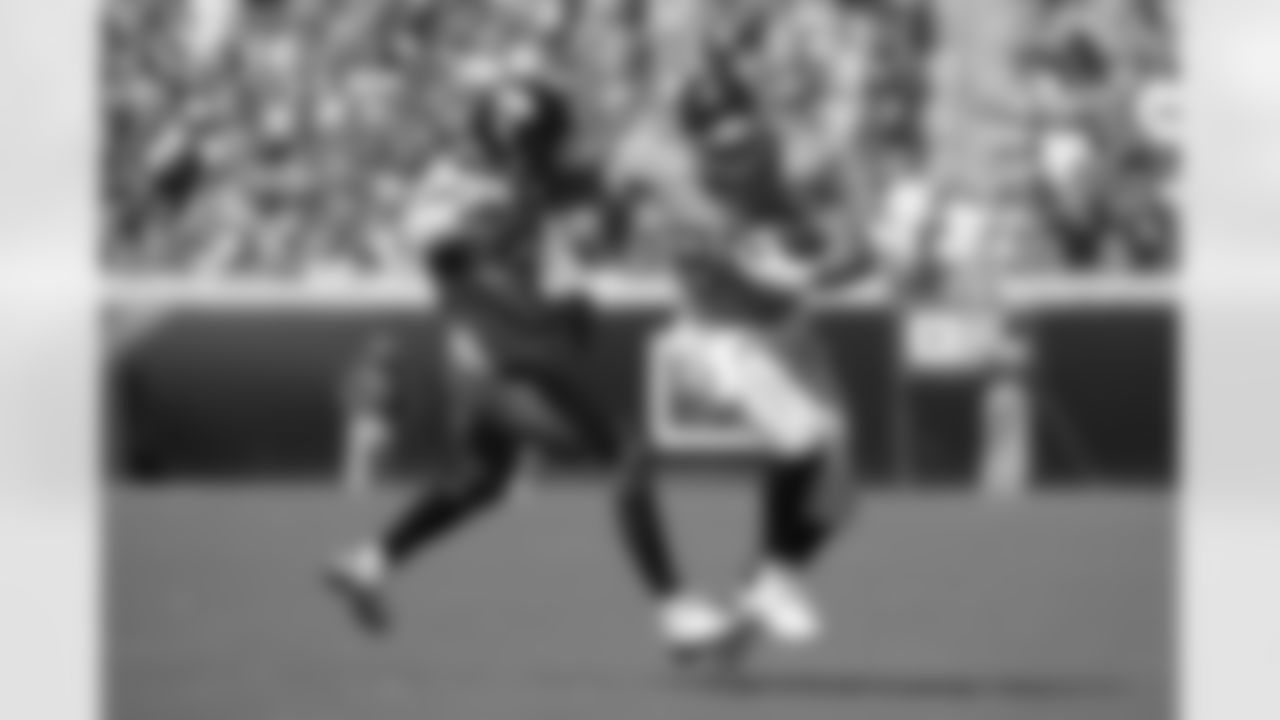 Tennessee Titans tight end Luke Stocker (88) breaks away from Jacksonville Jaguars linebacker Telvin Smith (50) after catching a pass during the second half of an NFL football game Sunday, Sept. 23, 2018, in Jacksonville, Fla. The Titans won 9-6. (AP Photo/Phelan M. Ebenhack)