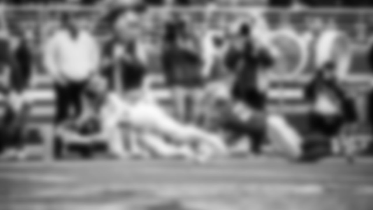 The Tennessee Titans and the San Francisco 49ers compete at Levi's Stadium on December 14, 2025 in San Francisco, CA. Photo By Jessie Rogers/Tennessee Titans