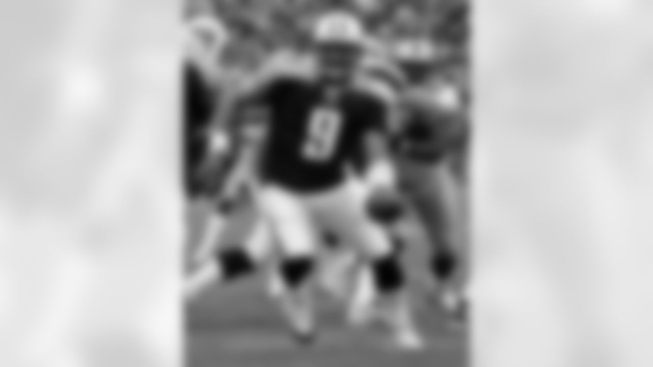 Tennessee Titans quarterback Steve McNair hands the ball off against the San Francisco 49ers in the first quarter on Sunday, Nov. 27, 2005, in Nashville, Tenn. McNair passed for 343 yards and three touchdowns as the Titans defeated the 49ers, 33-22. (AP Photo/John Russell)