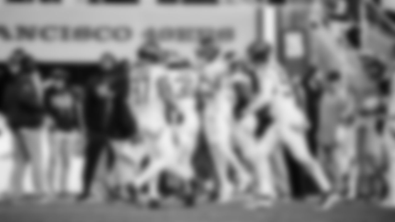 The Tennessee Titans and the San Francisco 49ers compete at Levi's Stadium on December 14, 2025 in San Francisco, CA. Photo By Jessie Rogers/Tennessee Titans