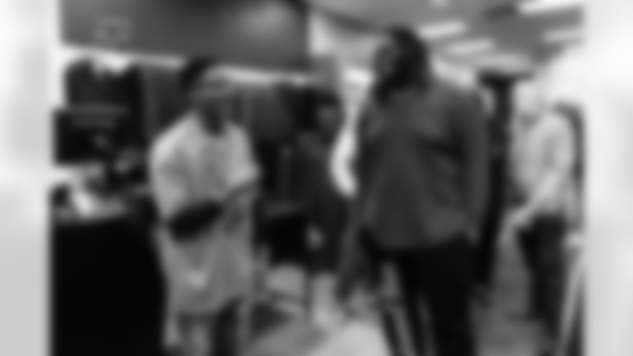 Jeffery Simmons purchases suits of members of Big Brothers Big Sisters  on December 16, 2025 at Men's Warehouse in Nashville, TN. Photo By Beau Brune/Tennessee Titans