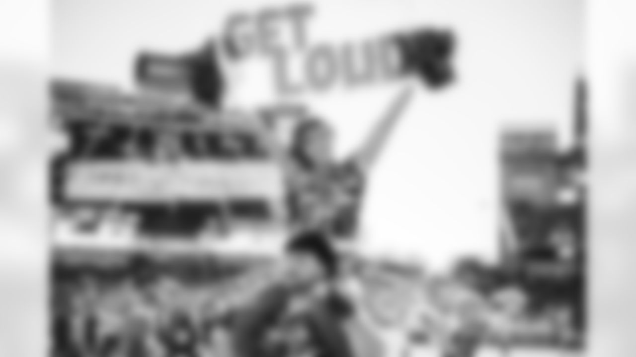 Tennessee Titans Cheerleaders during the game between the Tennessee Titans and the Houston Texans at Nissan Stadium on November 16, 2025 in Nashville, TN. Photo By Kaitlyn Hungerford/Tennessee Titans