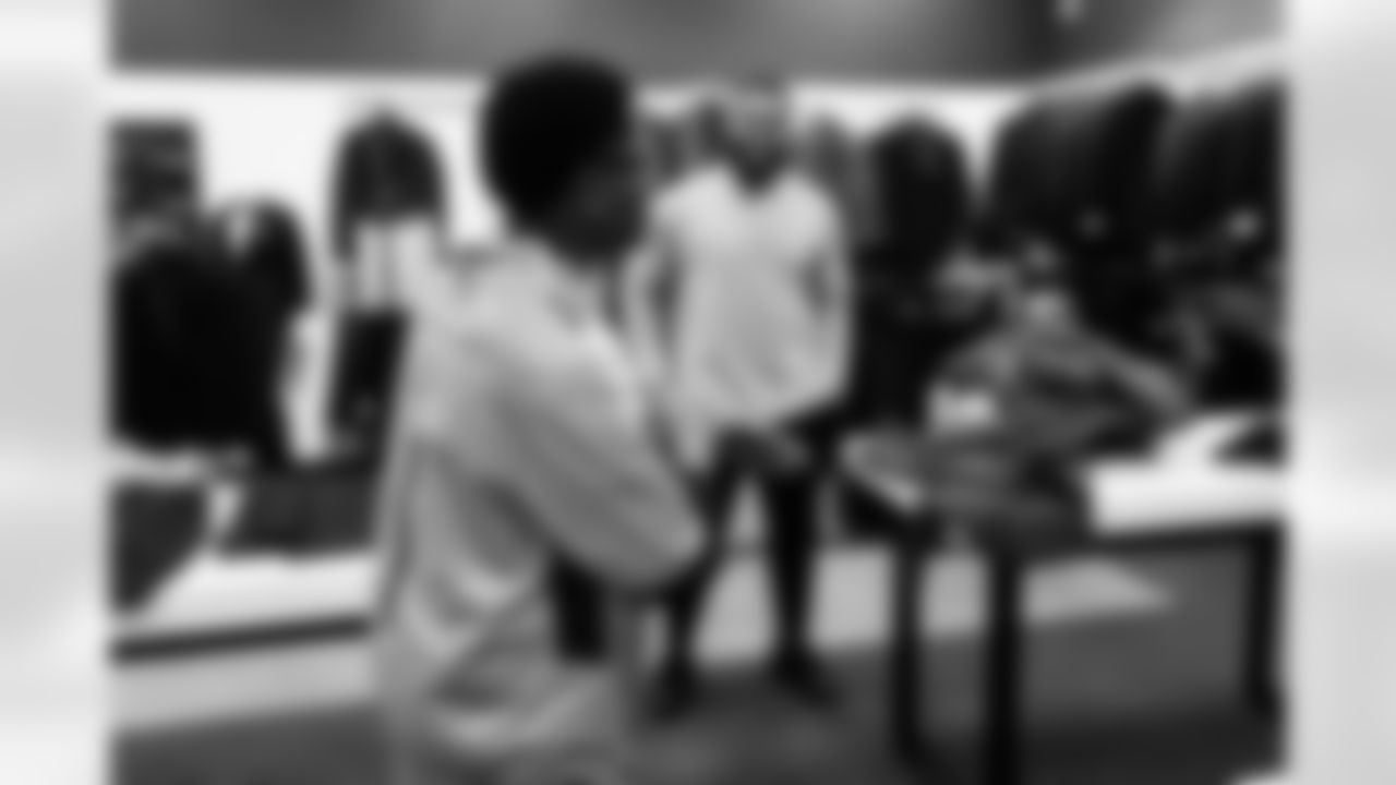 Jeffery Simmons purchases suits of members of Big Brothers Big Sisters  on December 16, 2025 at Men's Warehouse in Nashville, TN. Photo By Beau Brune/Tennessee Titans