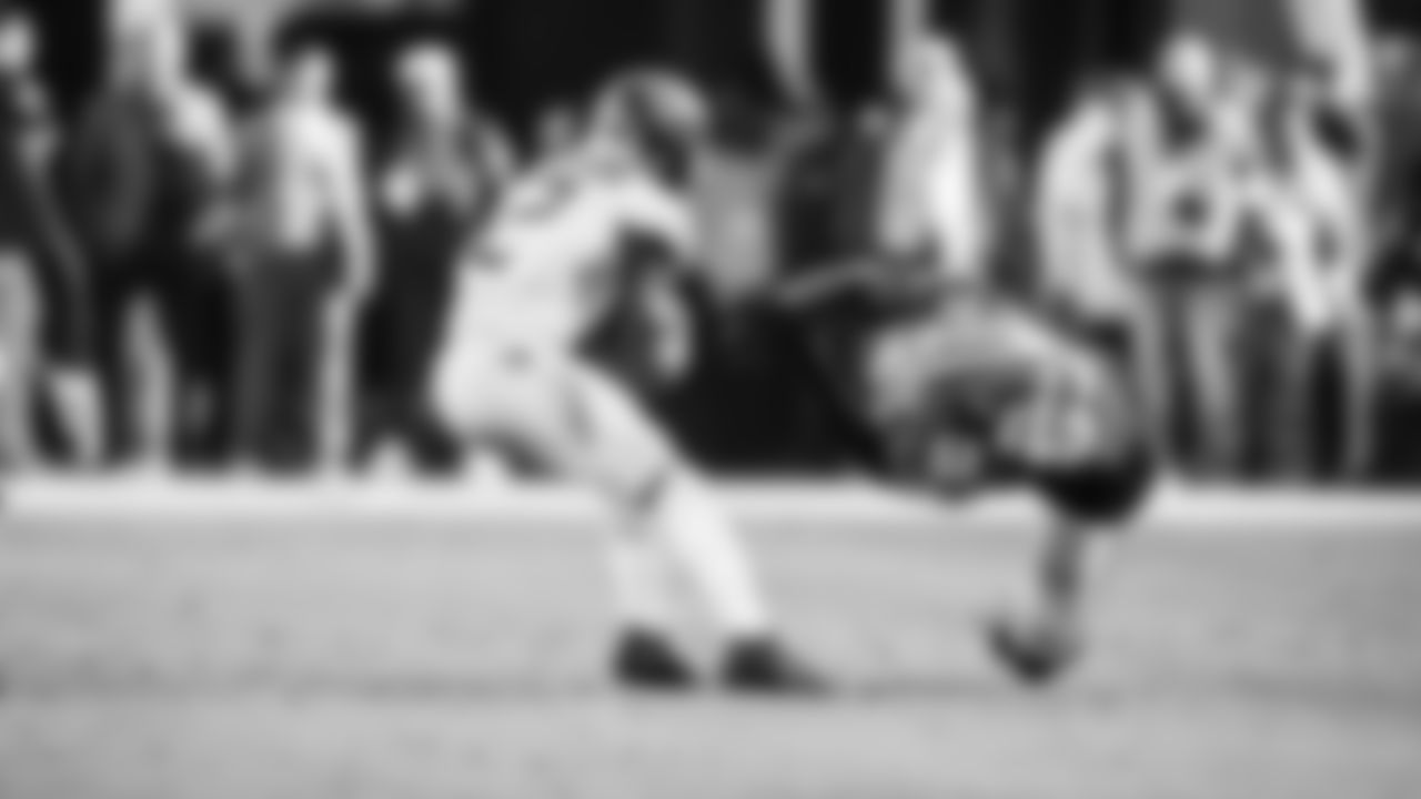 The Tennessee Titans and the San Francisco 49ers compete at Levi's Stadium on December 14, 2025 in San Francisco, CA. Photo By Donald Page/Tennessee Titans