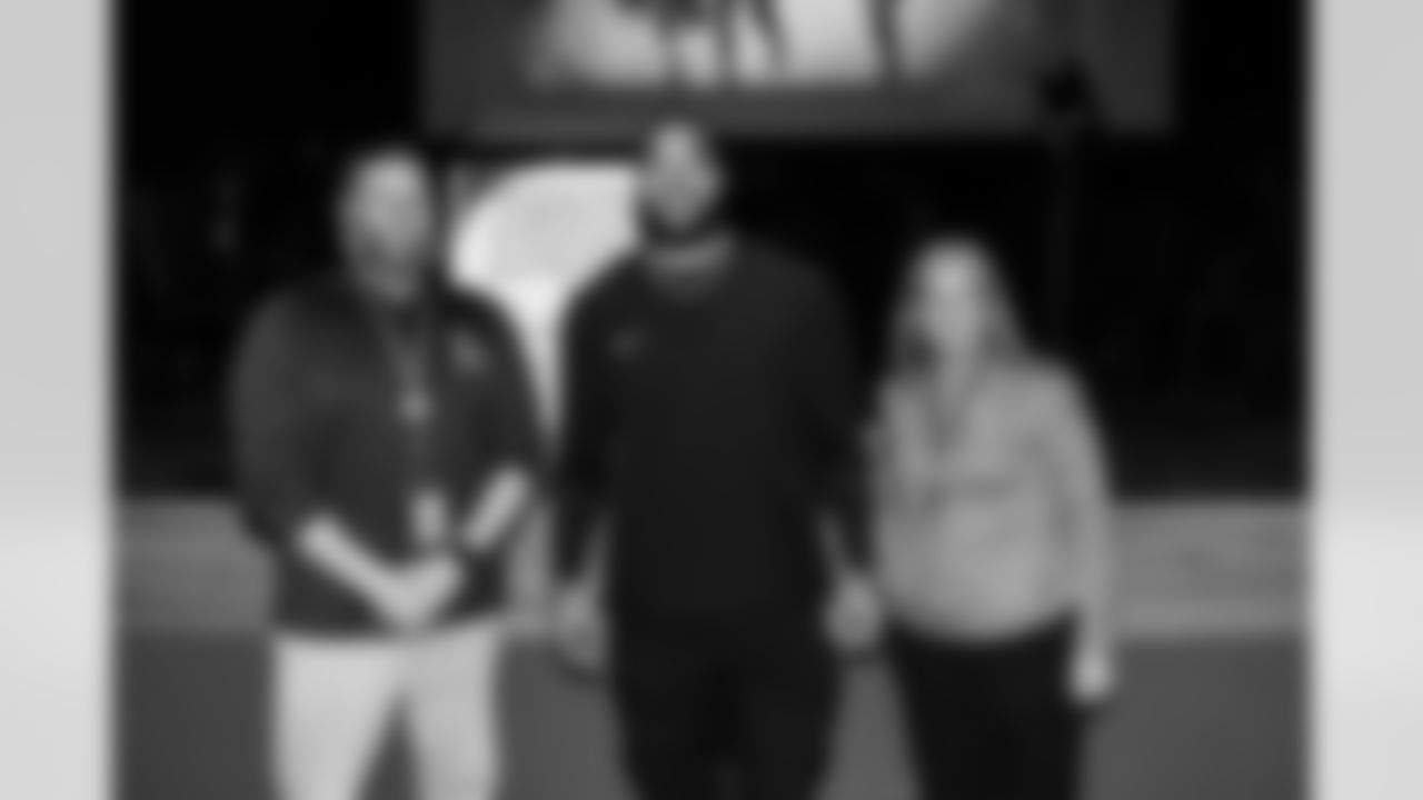 Defensive lineman Jeffery Simmons #98 of the Tennessee Titans speaks to Hunters Lane High School Girls Flag Football team after giving a donation on December 09, 2025 in Nashville, TN. Photo By Donald Page/Tennessee Titans