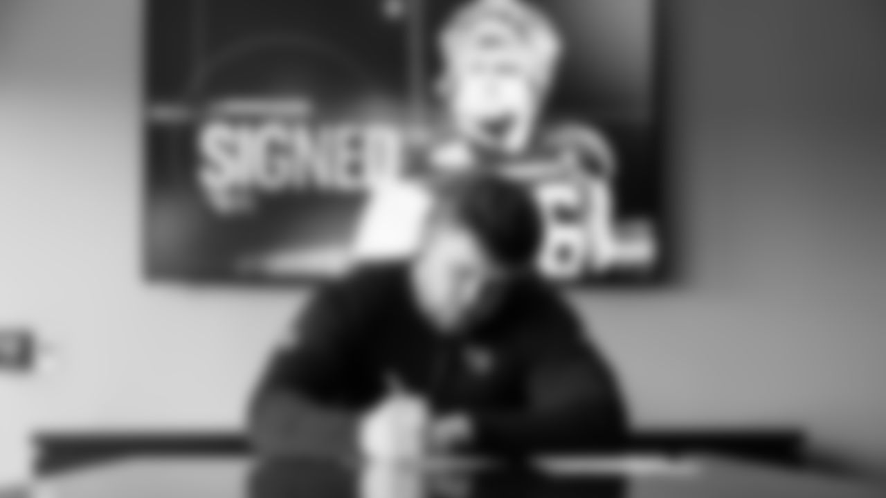 Jackson Slater signs his contract at the Ascension Saint Thomas Sports Park on May 8, 2025 in Nashville, TN. Photo By Donald Page/Tennessee Titans