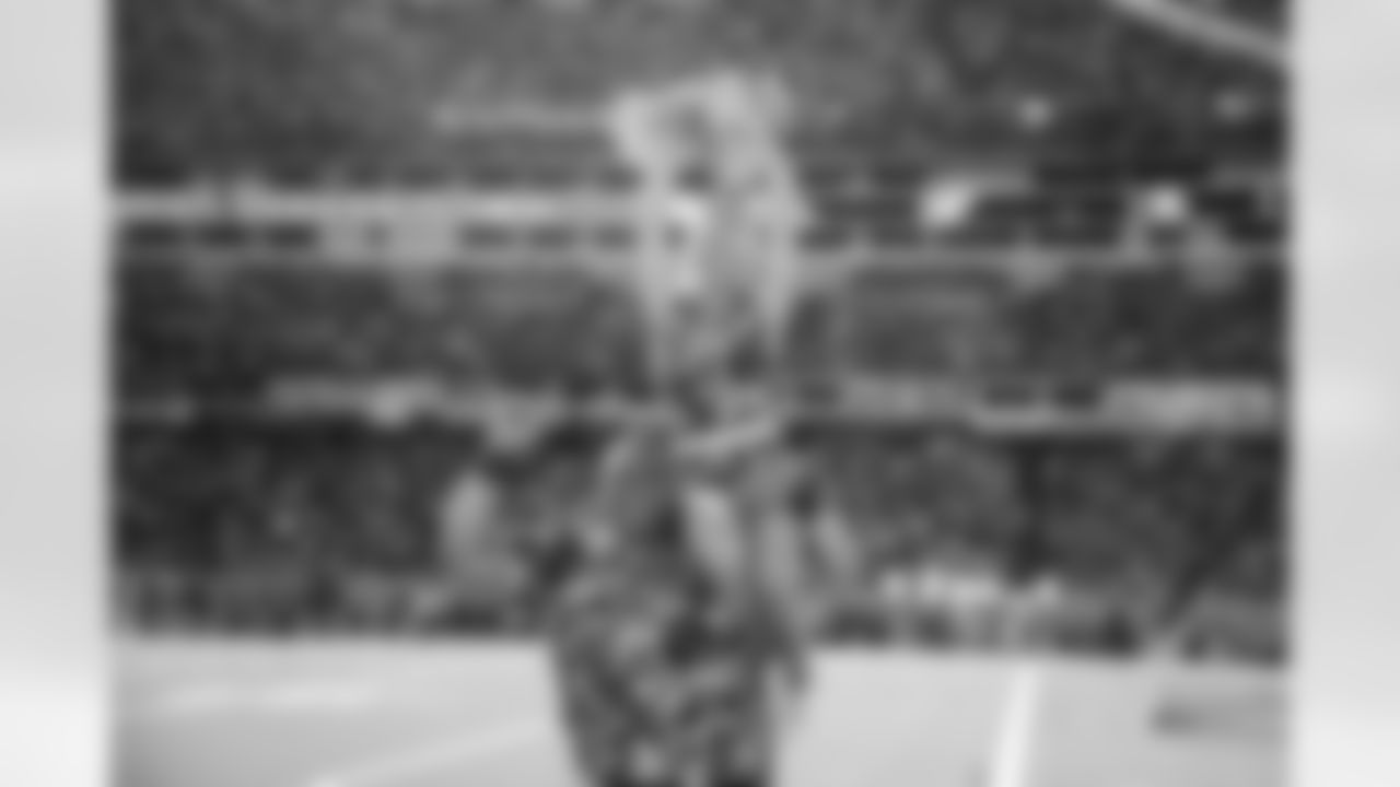 Tennessee Titans Cheerleaders during the game between the Tennessee Titans and the Houston Texans at Nissan Stadium on November 16, 2025 in Nashville, TN. Photo By Kaitlyn Hungerford/Tennessee Titans