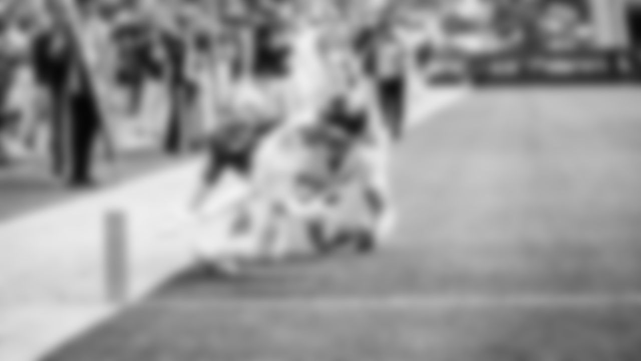 The Tennessee Titans and the San Francisco 49ers compete at Levi's Stadium on December 14, 2025 in San Francisco, CA. Photo By Donald Page/Tennessee Titans