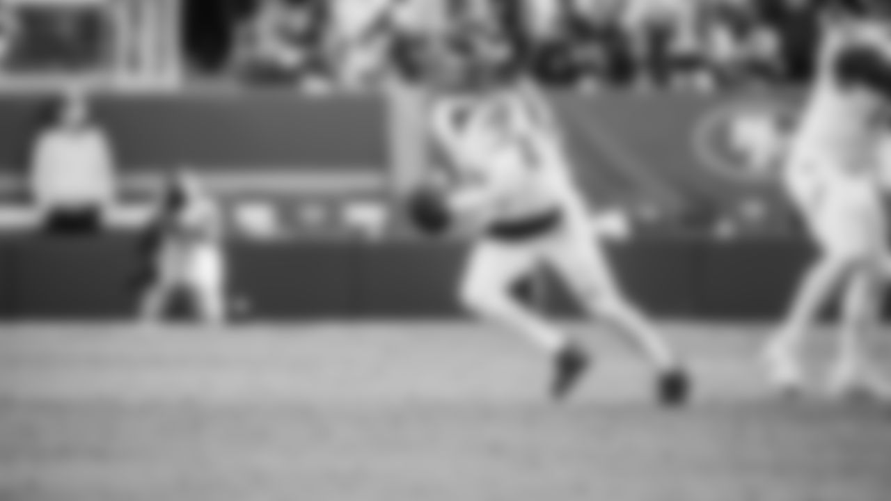 The Tennessee Titans and the San Francisco 49ers compete at Levi's Stadium on December 14, 2025 in San Francisco, CA. Photo By Donald Page/Tennessee Titans