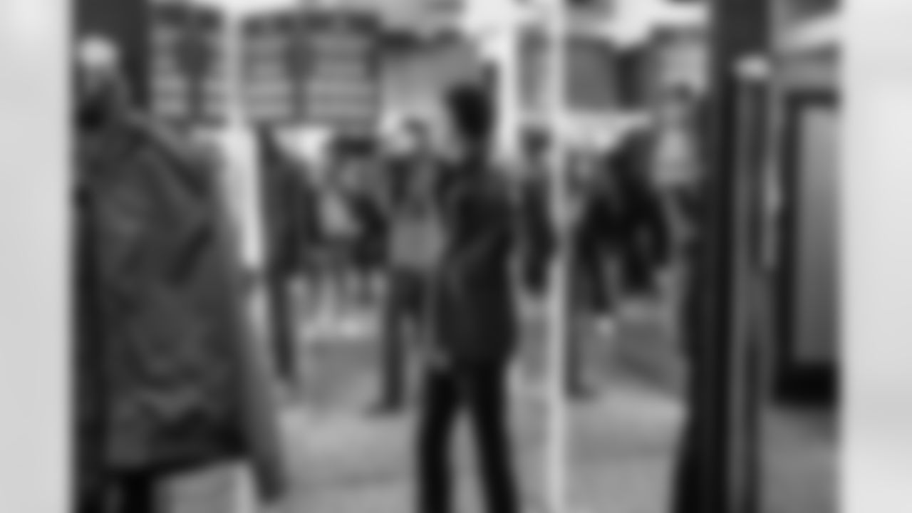 Jeffery Simmons purchases suits of members of Big Brothers Big Sisters  on December 16, 2025 at Men's Warehouse in Nashville, TN. Photo By Beau Brune/Tennessee Titans