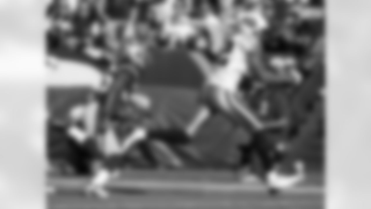 Tennessee Titans wide receiver Justin Gage, right, runs with the ball on a 49-yard reception as San Francisco 49ers cornerback Shawntae Spencer, left, defends in the first quarter during their NFL football game in San Francisco, Sunday, Nov. 8, 2009. (AP Photo/Marcio Sanchez)