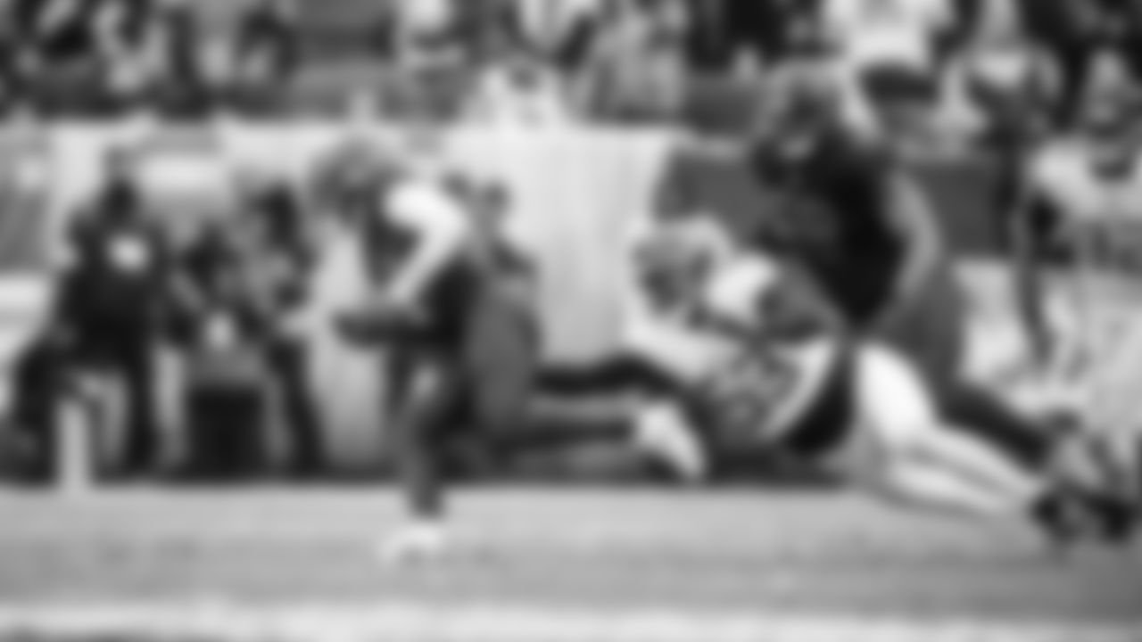 The Tennessee Titans and the Cleveland Browns compete at Huntington Bank Field on December 07, 2025 in Cleveland, OH. Photo By Donald Page/Tennessee Titans