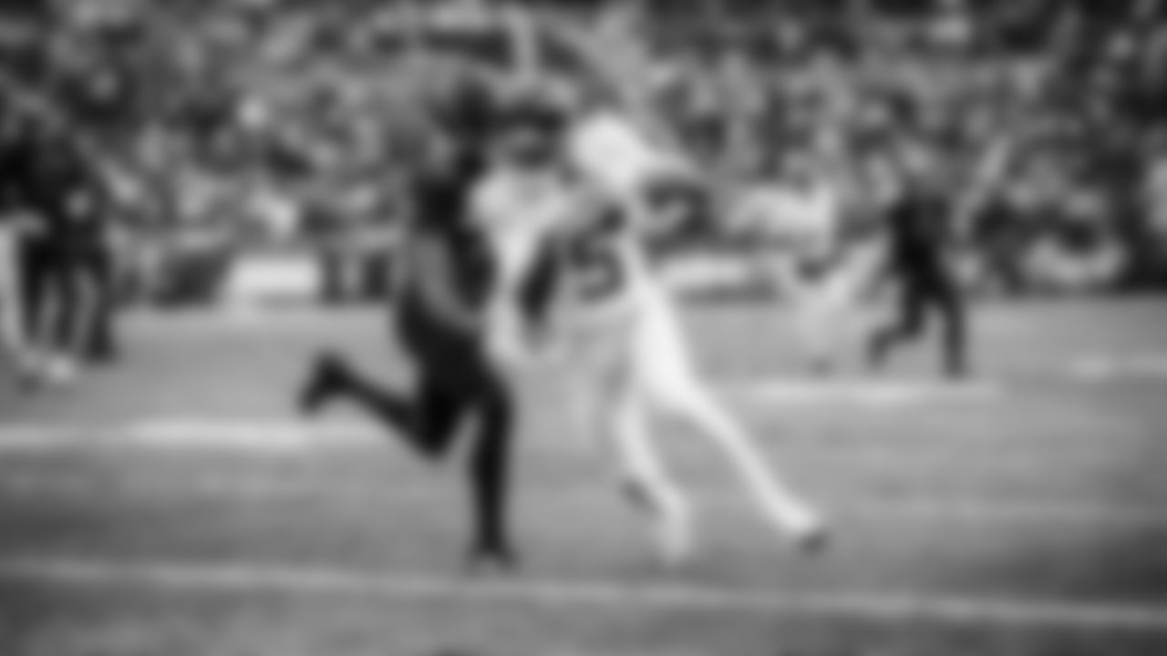 The Tennessee Titans and the Cleveland Browns compete at Huntington Bank Field on December 07, 2025 in Cleveland, OH. Photo By Donald Page/Tennessee Titans