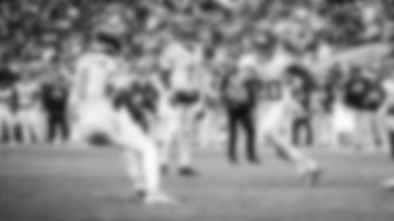 The Tennessee Titans and the San Francisco 49ers compete at Levi's Stadium on December 14, 2025 in San Francisco, CA. Photo By Jessie Rogers/Tennessee Titans