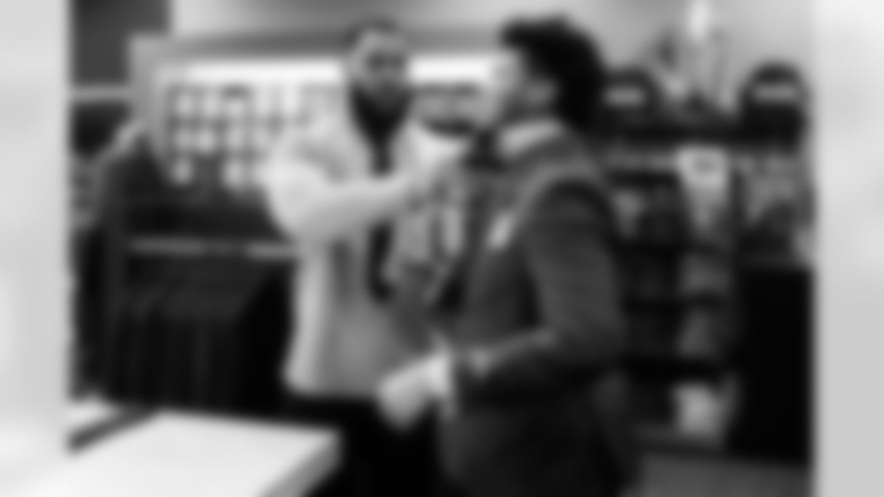 Jeffery Simmons purchases suits of members of Big Brothers Big Sisters  on December 16, 2025 at Men's Warehouse in Nashville, TN. Photo By Beau Brune/Tennessee Titans