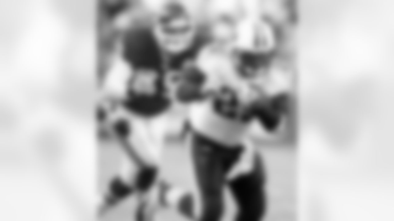 FILE Tennessee Titans running back LenDale White, front, gets past Kansas City Chiefs' Jared Allen in the fourth quarter of an NFL football game in this Dec. 16, 2007 file photo in Kansas City, Mo. White, bypassed in 2006 by every team in the NFL once, even the Titans, is 40 yards from his first 1,000-yard rushing season.  (AP Photo/Ed Zurga, File)