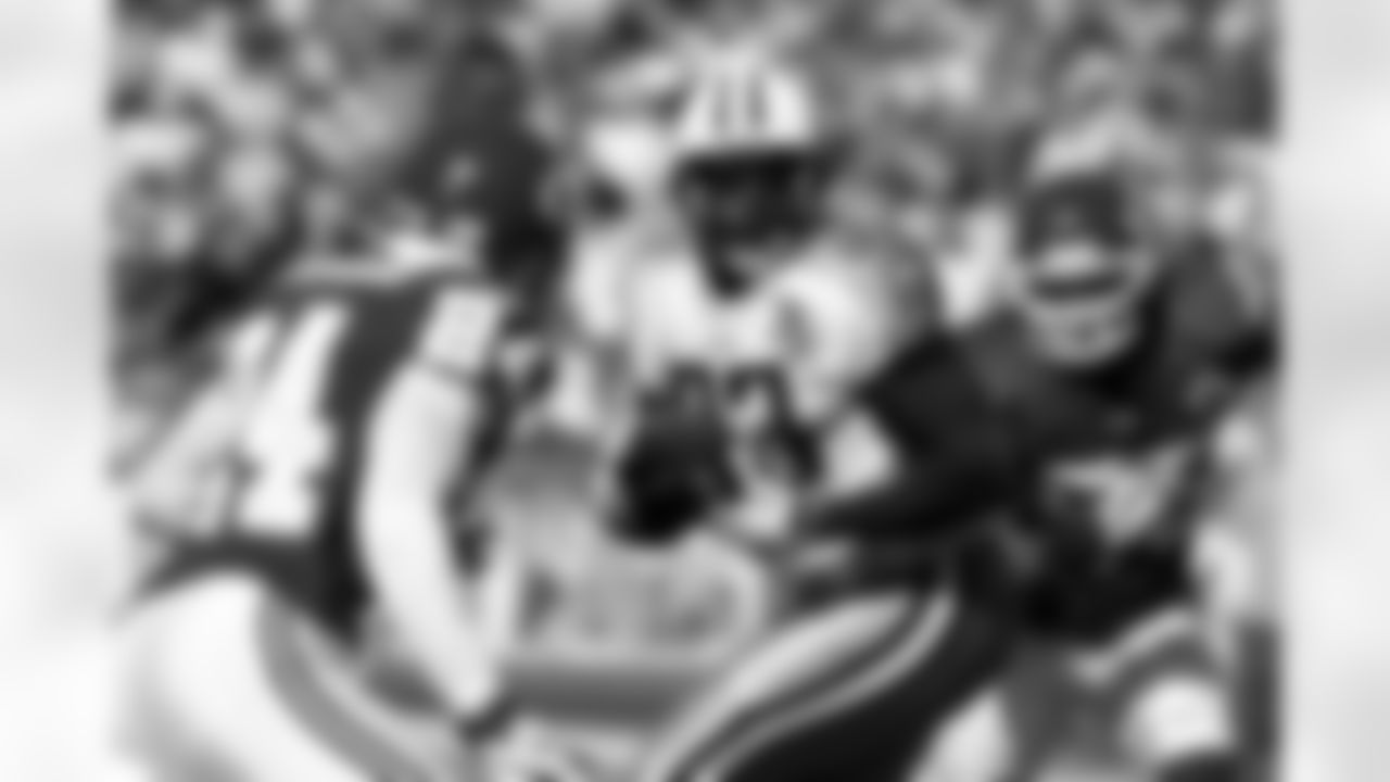 Tennessee Titans tight end Alge Crumpler (83) during an NFL football game Sunday, Oct. 19, 2008, in Kansas City, Mo. (AP Photo/Ed Zurga)