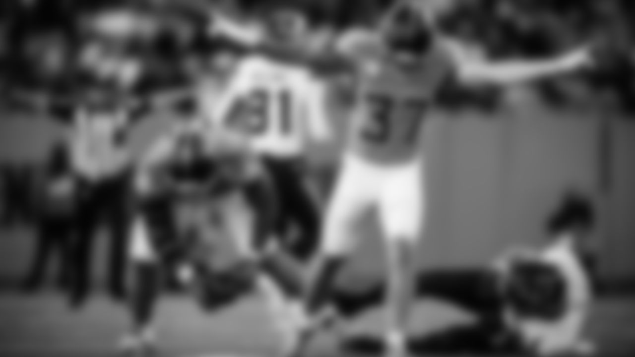 Defensive back Amani Hooker #37 of the Tennessee Titans during the game between the Tennessee Titans and the Houston Texans at Nissan Stadium on November 16, 2025 in Nashville, TN. Photo By Jessie Rogers/Tennessee Titans