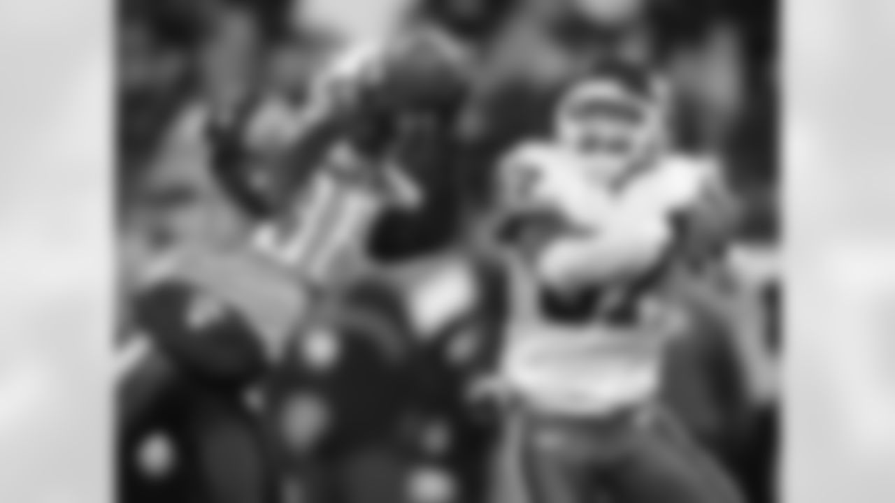 Tennessee Titans cornerback Michael Waddell (36) intercepts a pass intended for Kansas City Chiefs wide receiver Eddie Kennison (87) in the second quarter Monday, Dec. 13, 2004 in Nashville, Tenn. (AP Photo/John Russell)