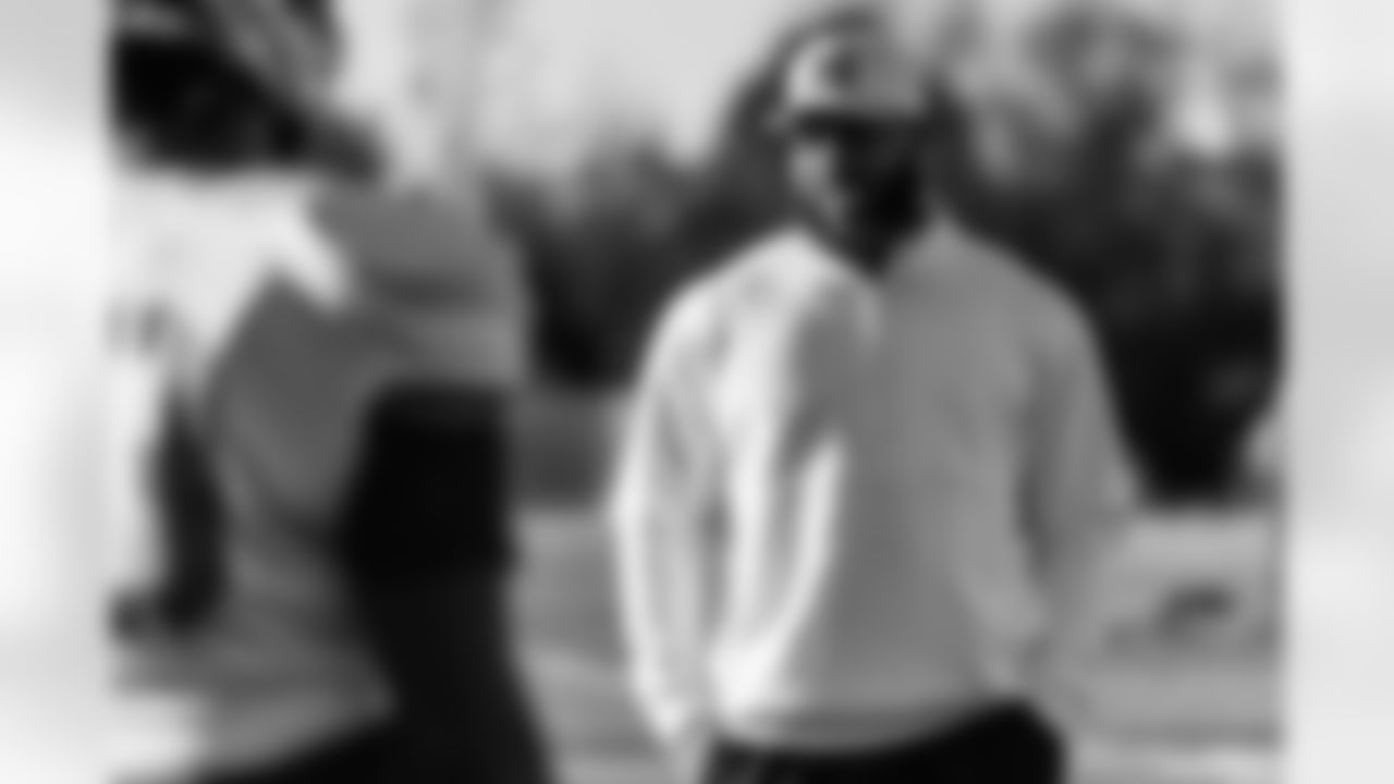 Defensive tackle Jeffery Simmons #98 of the Tennessee Titans attends a high school football practice at Maplewood HS after donating football equipment for the team on November 04, 2025 in Nashville, TN. Photo By Jessie Rogers/Tennessee Titans