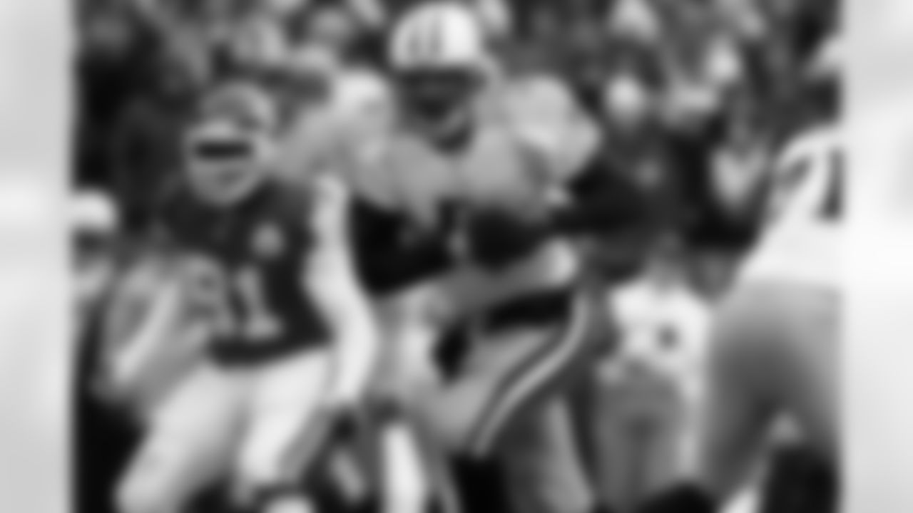 Tennessee Titans quarterback Kerry Collins (5) during the first half of an NFL football game against the Kansas City Chiefs at Arrowhead Stadium in Kansas City, Mo., Sunday, Dec. 26, 2010. (AP Photo/Ed Zurga)