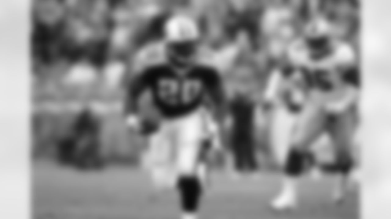 Travis Henry #20 of the Tennessee Titans runs the ball against the San Francisco 49ers on November 27, 2005 in Nashville, Tennessee. The Titans defeated the 49ers 33-22. (Joe Robbins via AP)