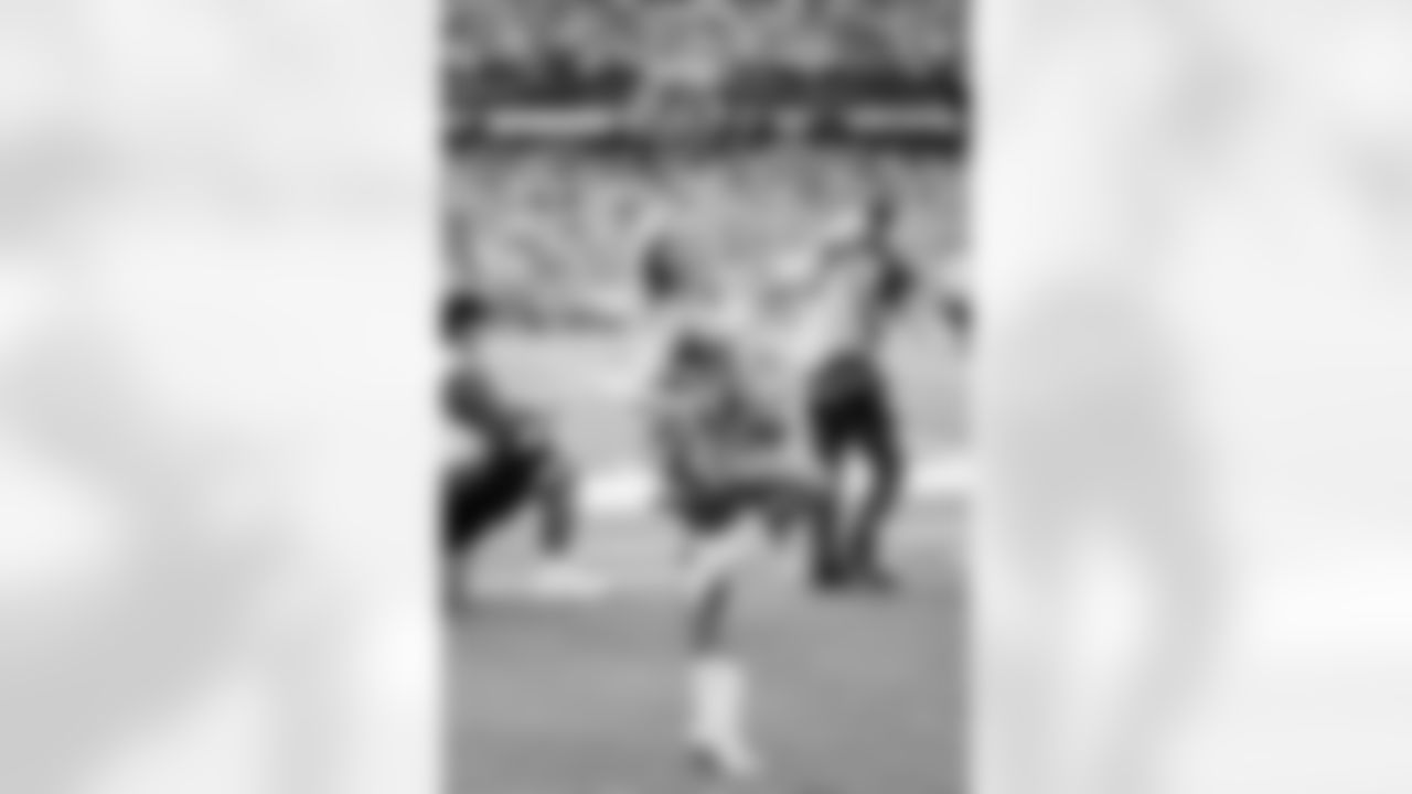 Tennessee Titans Cheerleaders during the game between the Tennessee Titans and the New Orleans Saints at Nissan Stadium on December 28, 2025 in Nashville, TN. Photo By Kaitlyn Hungerford/Tennessee Titans