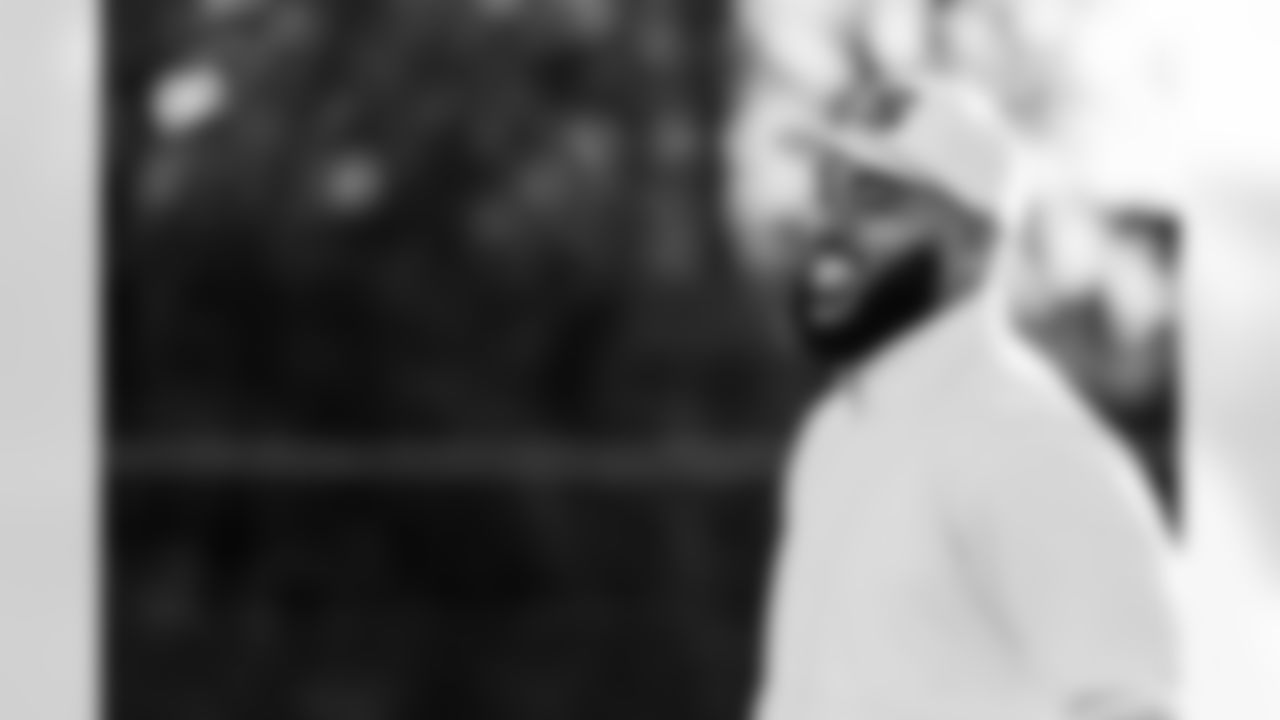 Defensive tackle Jeffery Simmons #98 of the Tennessee Titans attends a high school football practice at Maplewood HS after donating football equipment for the team on November 04, 2025 in Nashville, TN. Photo By Jessie Rogers/Tennessee Titans